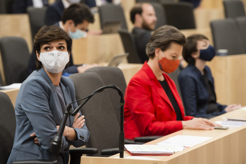 Klubobfrau Pamela Rendi-Wagner (S) auf ihrem Sitzplatz im Plenum mit Mundschutz