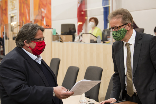 Von links: Nationalratsabgeordneter Josef Muchitsch (S) und Gesundheitsminister Rudolf Anschober (G) im Gespräch mit Schutzmaske