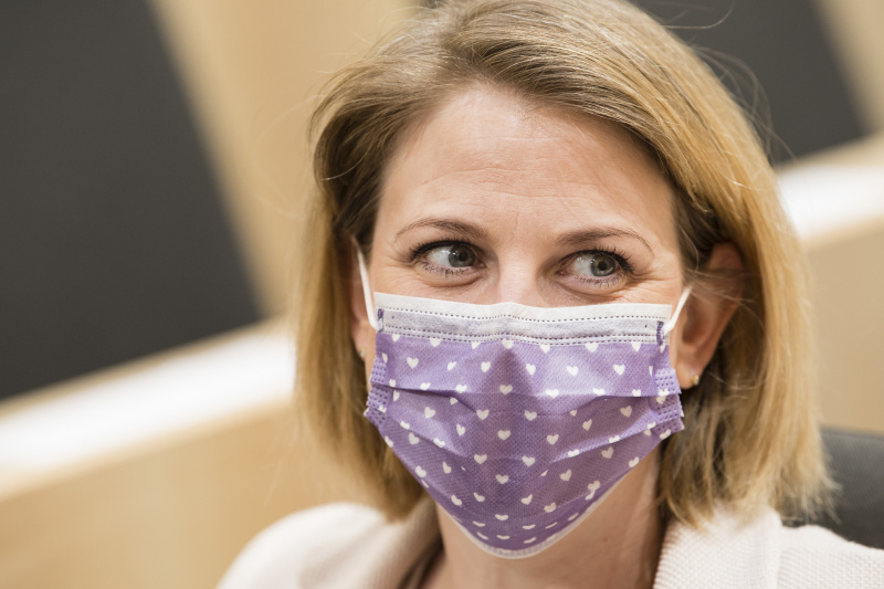 Nationalratsabgeordnete   mit Schutzmaske