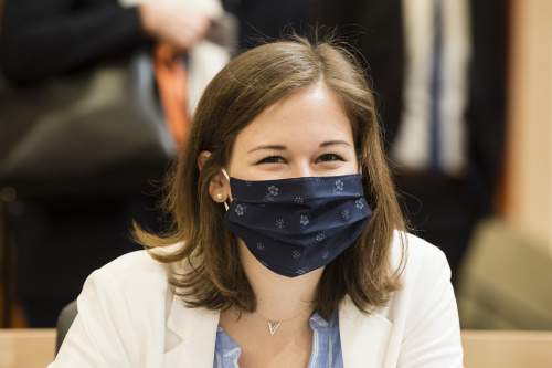 Nationalratsabgeordnete Claudia Plakolm (V) mit Schutzmaske