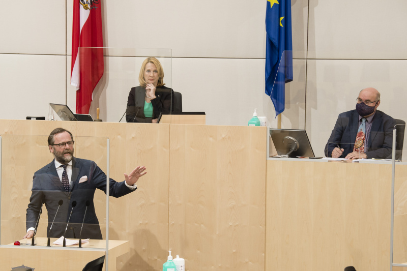 Am Rednerpult: Nationalratsabgeordneter Josef Schellhorn (N). Am Präsidium: Zweite Nationaltratspräsidentin Doris Bures (S)