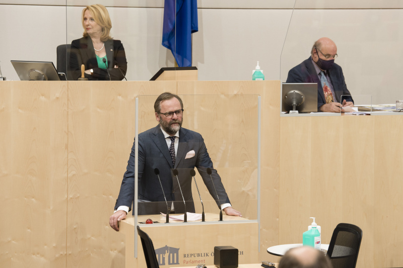 Am Rednerpult: Nationalratsabgeordneter Josef Schellhorn (N). Am Präsidium: Zweite Nationaltratspräsidentin Doris Bures (S)