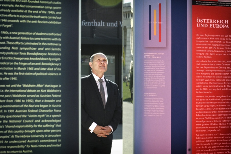 Wolfgang Sobotka (V) beim Besuch der Installation