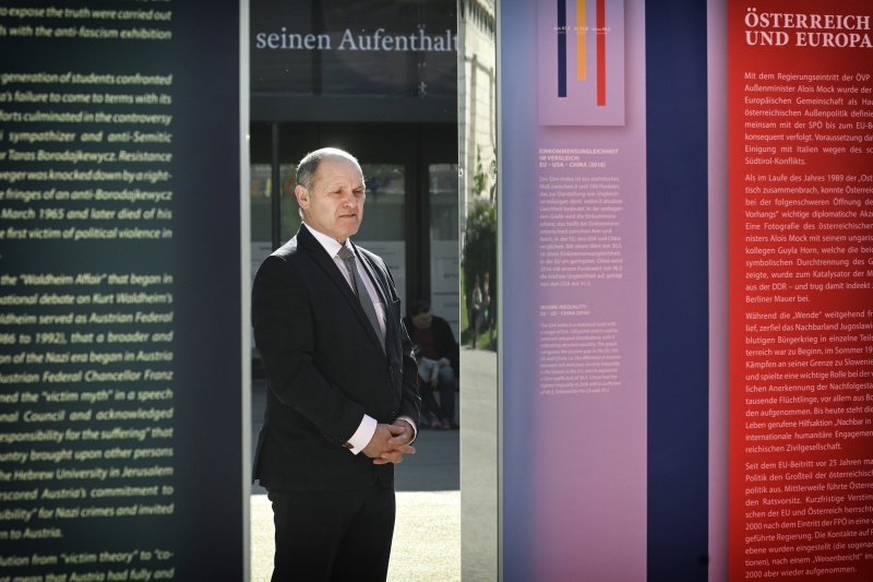 Wolfgang Sobotka (V) beim Besuch der Installation