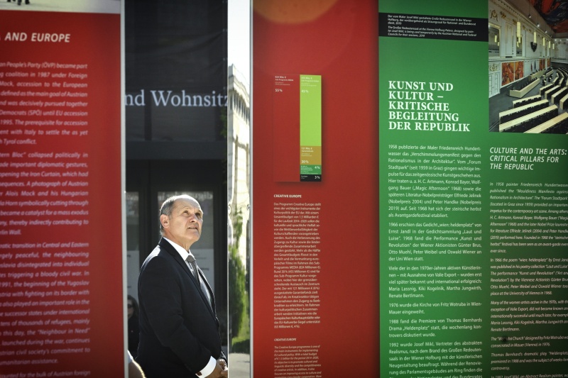 Wolfgang Sobotka (V) beim Besuch der Installation