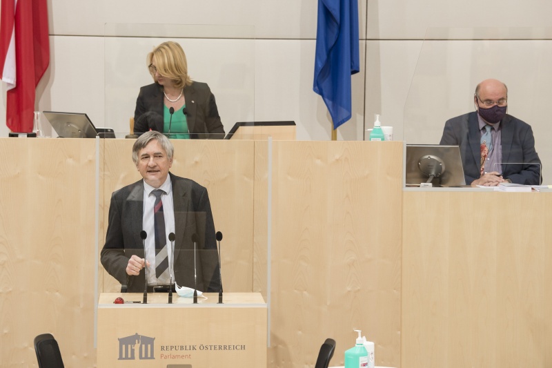 Am Rednerpult: Nationalratsabgeordneter Josef Smolle (V)