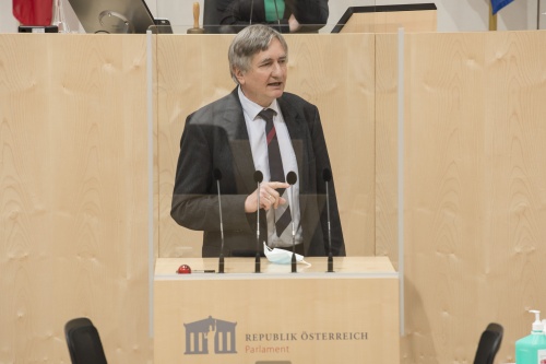 Am Rednerpult: Nationalratsabgeordneter Josef Smolle (V)