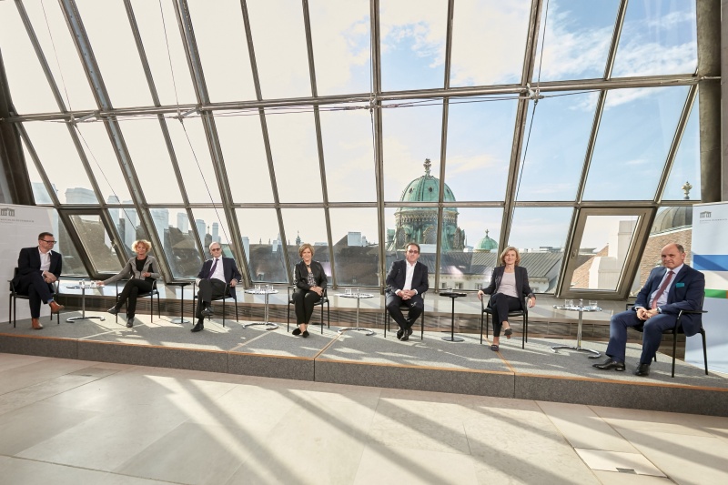 Blick Richtung VeranstaltungsteilnehmerInnen. Von links: Gerald Heidegger - ORF, Eva Linsinger - Profil, Thomas Götz - Kleine Zeitung, Ingrid Thurnher - ORF III, Andreas Koller - Salzburger Nachrichten, Martina Salomon - Kurier, Nationalratspräsident Wolfgang Sobotka (V)