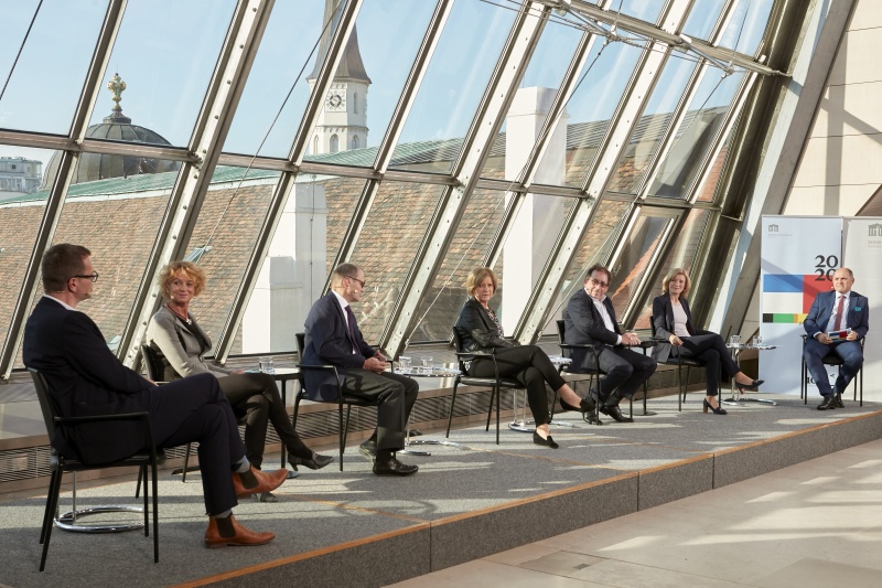 Blick Richtung VeranstaltungsteilnehmerInnen. Von links: Gerald Heidegger - ORF, Eva Linsinger - Profil, Thomas Götz - Kleine Zeitung, Ingrid Thurnher - ORF III, Andreas Koller - Salzburger Nachrichten, Martina Salomon - Kurier, Nationalratspräsident Wolfgang Sobotka (V)