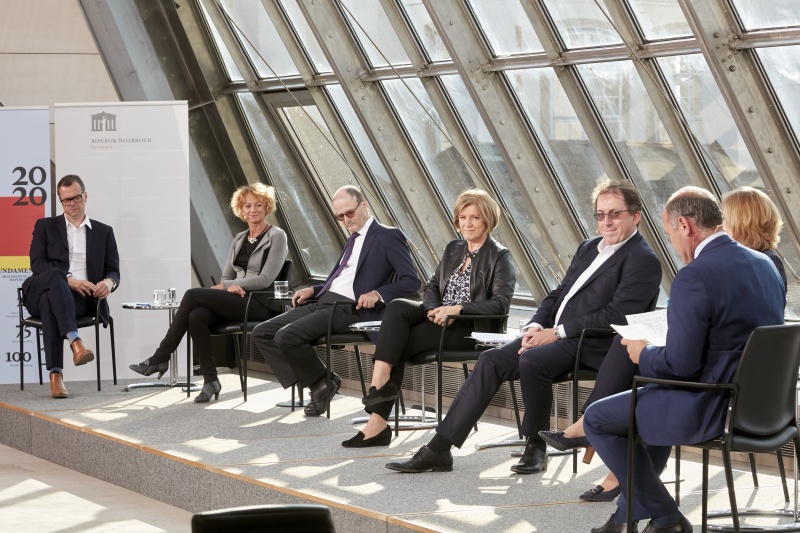 Blick Richtung VeranstaltungsteilnehmerInnen. Von links: Gerald Heidegger - ORF, Eva Linsinger - Profil, Thomas Götz - Kleine Zeitung, Ingrid Thurnher - ORF III, Andreas Koller - Salzburger Nachrichten, Martina Salomon - Kurier, Nationalratspräsident Wolfgang Sobotka (V)