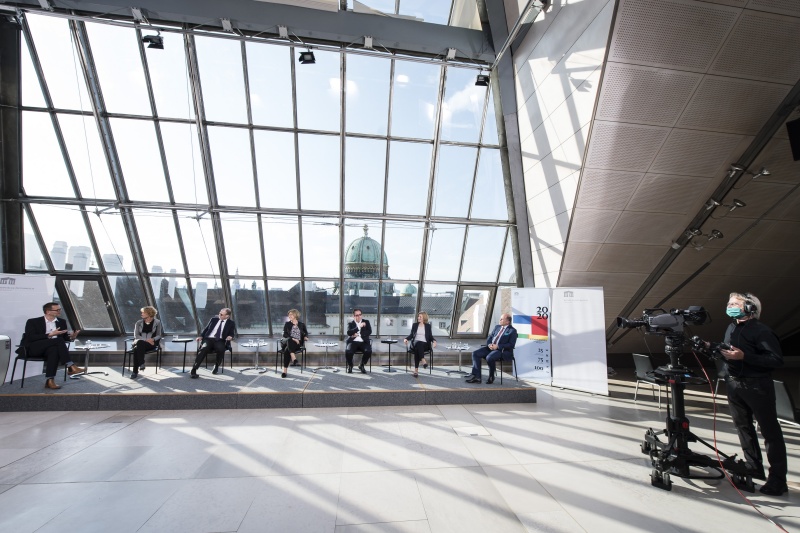 Blick Richtung VeranstaltungsteilnehmerInnen. Von links: Gerald Heidegger - ORF, Eva Linsinger - Profil, Thomas Götz - Kleine Zeitung, Ingrid Thurnher - ORF III, Andreas Koller - Salzburger Nachrichten, Martina Salomon - Kurier, Nationalratspräsident Wolfgang Sobotka (V)