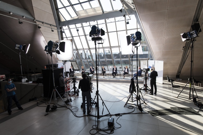 Blick Richtung VeranstaltungsteilnehmerInnen. Von links: Gerald Heidegger - ORF, Eva Linsinger - Profil, Thomas Götz - Kleine Zeitung, Ingrid Thurnher - ORF III, Andreas Koller - Salzburger Nachrichten, Martina Salomon - Kurier, Nationalratspräsident Wolfgang Sobotka (V)