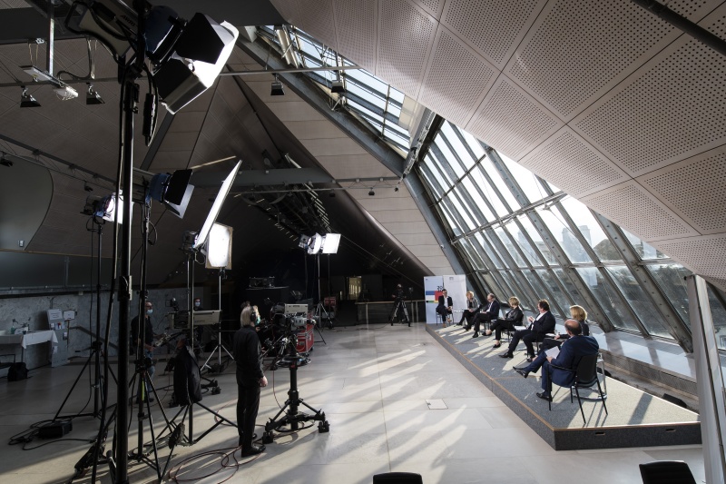 Blick Richtung VeranstaltungsteilnehmerInnen. Von links: Gerald Heidegger - ORF, Eva Linsinger - Profil, Thomas Götz - Kleine Zeitung, Ingrid Thurnher - ORF III, Andreas Koller - Salzburger Nachrichten, Martina Salomon - Kurier, Nationalratspräsident Wolfgang Sobotka (V)