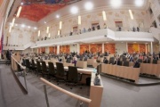 Blick Richtung SitzungsteilnehmerInnen mit erweitertem Sitzabstand im Plenum und auf der Besuchergalerie