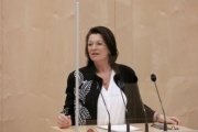 Am Rednerpult: Nationalratsabgeordnete Maria Smodics-Neumann (V)