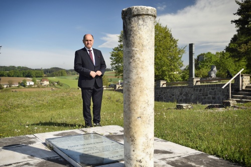 Nationalratspräsident Wolfgang Sobotka (V) am Gelände der KZ-Gedenkstätte Mauthausen