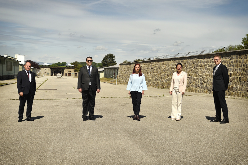 Von links: Nationalratspräsident Wolfgang Sobotka (V), Präsident der IKG Oskar Deutsch, Generalsekretärin des Nationalfonds und des Allgemeinen Entschädigungsfonds Hannah Lessing, Direktorin der KZ-Gedenkstätte Mauthausen Barbara Glück, Paulus Hochgatterer