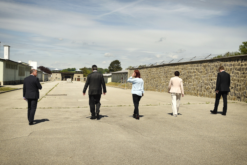 Von links: Nationalratspräsident Wolfgang Sobotka (V), Präsident der IKG Oskar Deutsch, Generalsekretärin des Nationalfonds und des Allgemeinen Entschädigungsfonds Hannah Lessing, Direktorin der KZ-Gedenkstätte Mauthausen Barbara Glück, Paulus Hochgatterer