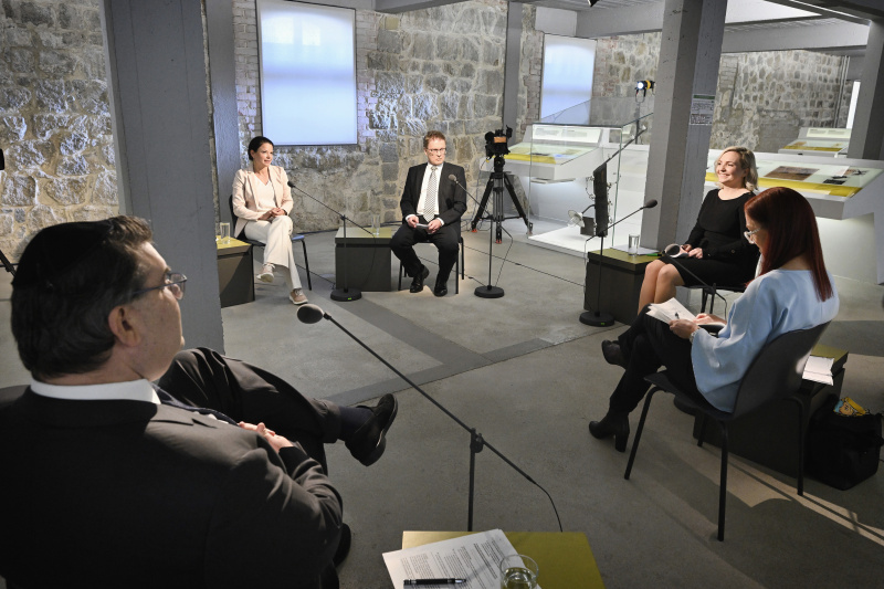 Diskussionsrunde. Von links:  Präsident der IKG Oskar Deutsch, Direktorin der KZ-Gedenkstätte Mauthausen Barbara Glück, Paulus Hochgatterer, Moderatorin Rebekka Salzer, Generalsekretärin des Nationalfonds und des Allgemeinen Entschädigungsfonds Hannah Lessing