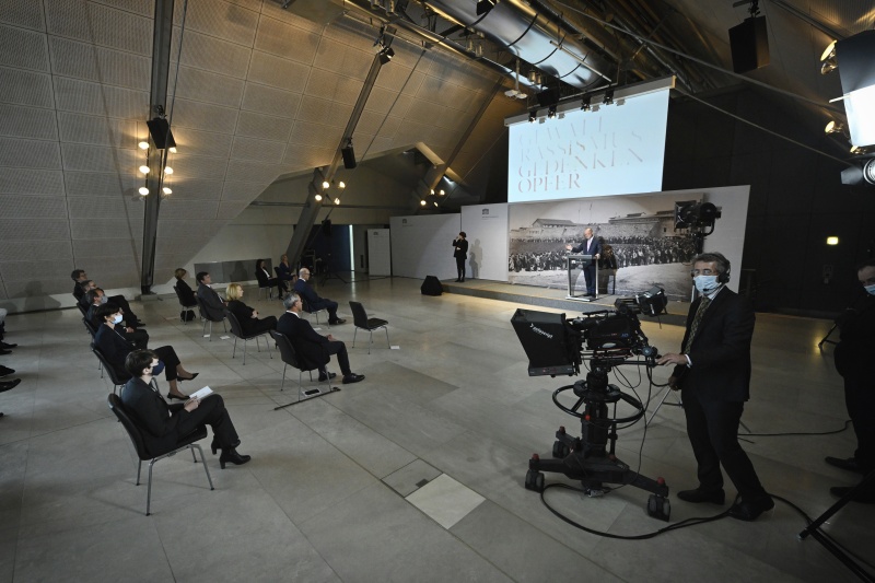 Worte zum Gedenken von Nationalratspräsident Wolfgang Sobotka (V). Blick Richtung VeranstaltungsteilnehmerInnen