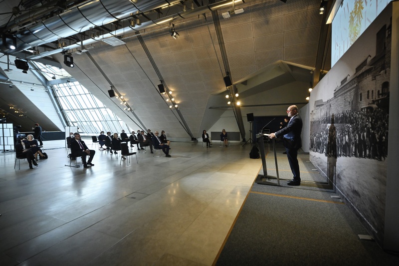 Worte zum Gedenken von Nationalratspräsident Wolfgang Sobotka (V). Blick Richtung VeranstaltungsteilnehmerInnen