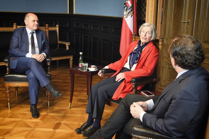 Von links: Nationalratspräsident Wolfgang Sobotka (V), Anneliese Figl, Außenminister Alexander Schallenberg