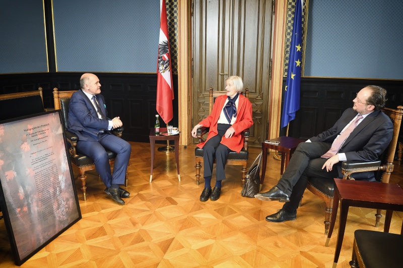 Von links: Nationalratspräsident Wolfgang Sobotka (V), Anneliese Figl, Außenminister Alexander Schallenberg