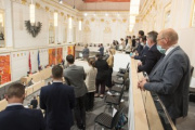 Blick Richtung SitzungsteilnehmerInnen im Plenum und auf der Besuchergalerie