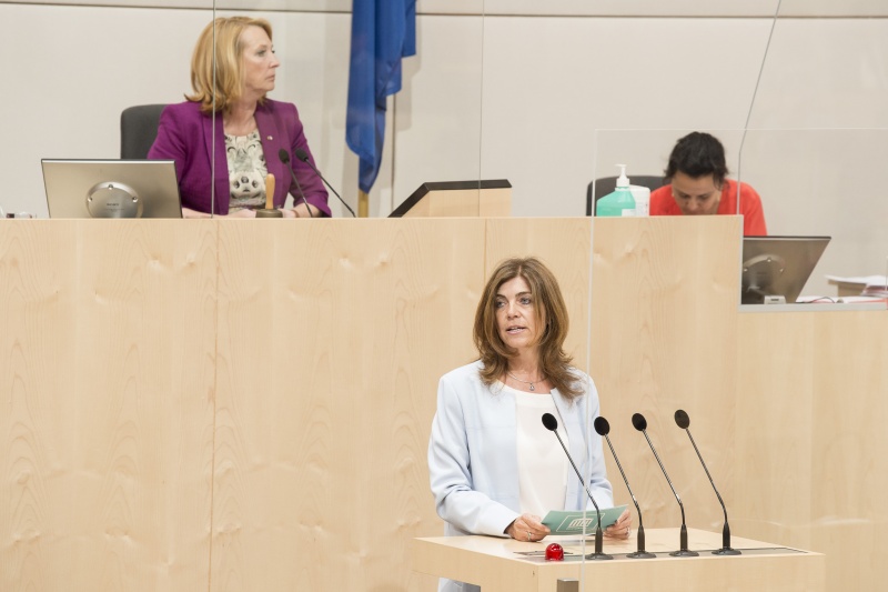 Am Rednerpult: Nationalratsabgeordnete Angela Baumgartner (V). Am Präsidium: Zweite Nationalratspräsidentin Doris Bures (S)