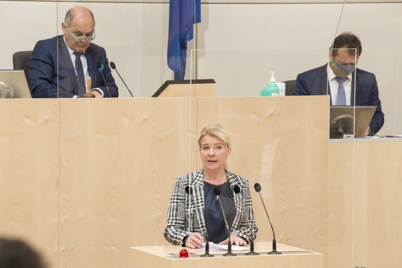 Am Rednerpult: Nationalratsabgeordnete Irene Neumann-Hartberger (V). Am Präsidium: Nationalratspräsident Wolfgang Sobotka (V)