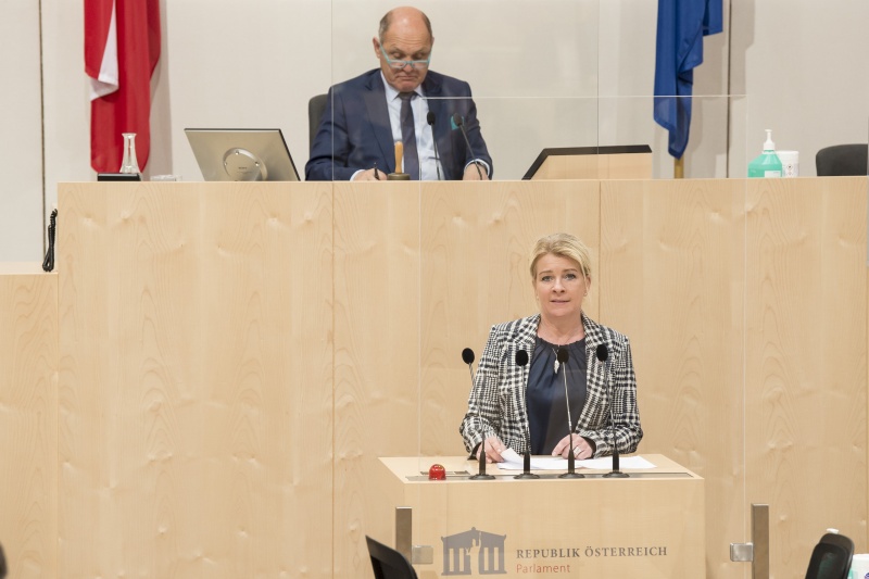 Am Rednerpult: Nationalratsabgeordnete Irene Neumann-Hartberger (V). Am Präsidium: Nationalratspräsident Wolfgang Sobotka (V)