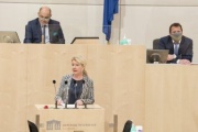 Am Rednerpult: Nationalratsabgeordnete Irene Neumann-Hartberger (V). Am Präsidium: Nationalratspräsident Wolfgang Sobotka (V)