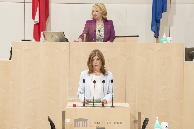 Am Rednerpult: Nationalratsabgeordnete Angela Baumgartner (V). Am Präsidium: Zweite Nationalratspräsidentin Doris Bures (S)