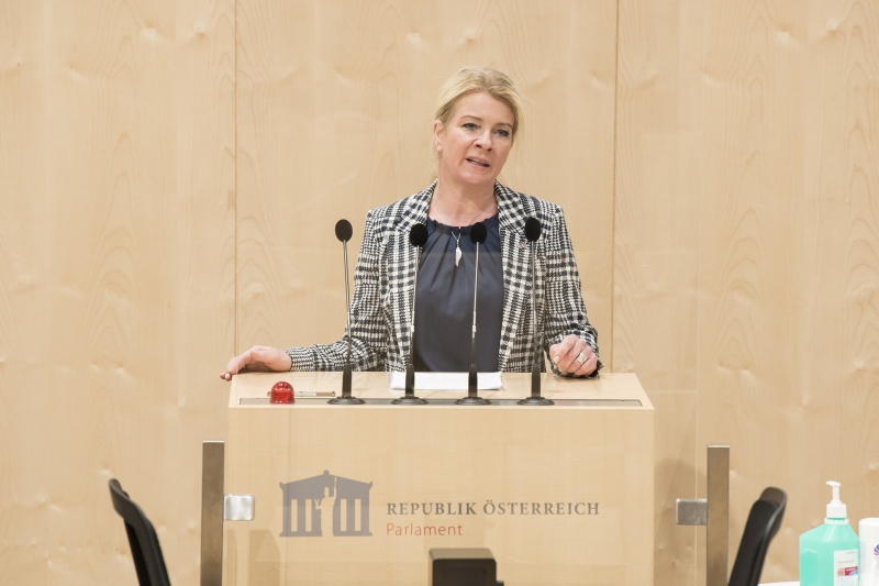 Am Rednerpult: Nationalratsabgeordnete Irene Neumann-Hartberger (V)