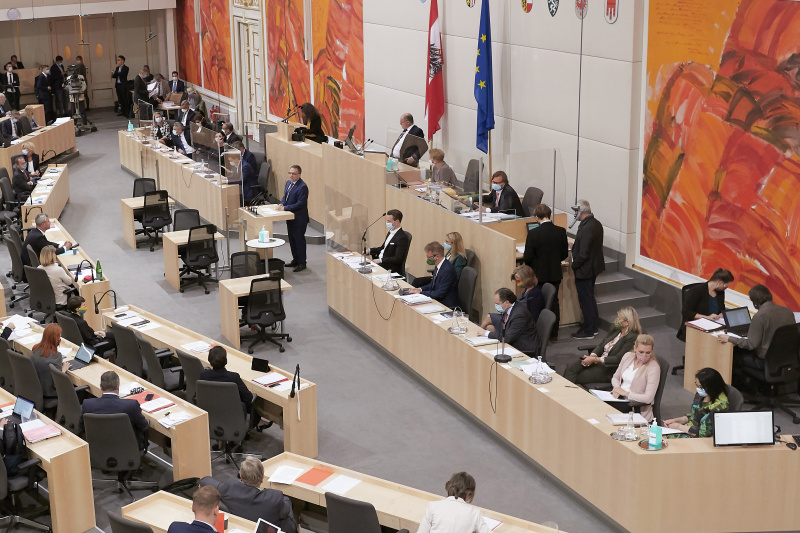 Blick auf die Regierungsbank. Klubobmann August Wöginger (V) am Rednerpult