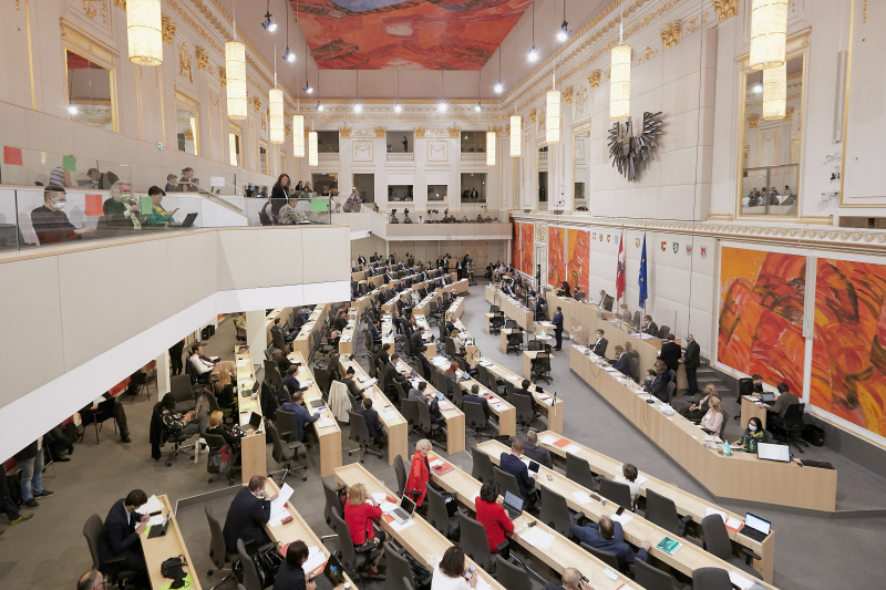 Blick in das Plenum. Klubobmann August Wöginger (V) am Rednerpult