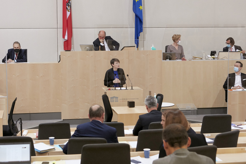 Klubobfrau Sigrid Maurer(G) am Rednerpult