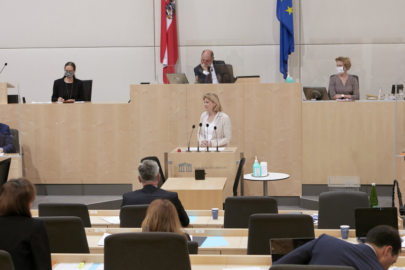 Klubobfrau Beate Meinl-Reisinger (N) am Rednerpult