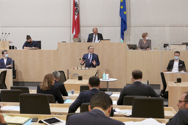 Klubobmann August Wöginger (V) am Rednerpult