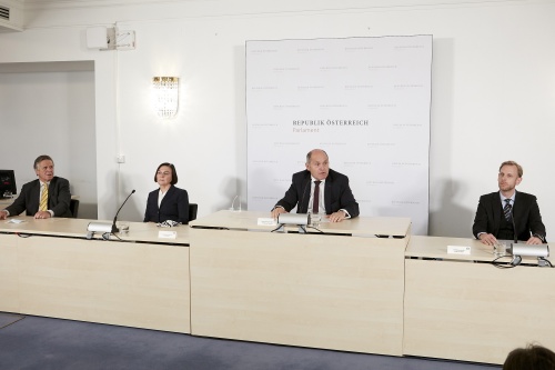 Von rechts: Verfahrensanwalt Andreas Joklik, Nationalratspräsident Wolfgang Sobotka (V) am Wort, Verfahrensrichterin Ilse Huber, Stellvertretende Verfahrensrichter Wolfgang Pöschl