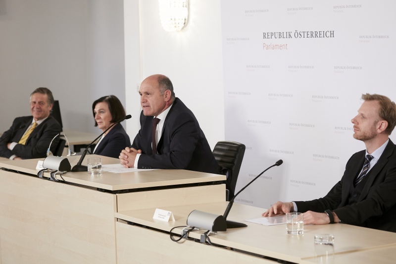 Von rechts: Verfahrensanwalt Andreas Joklik, Nationalratspräsident Wolfgang Sobotka (V) am WOrt, Verfahrensrichterin Ilse Huber, Stellvertretende Verfahrensrichter Wolfgang Pöschl