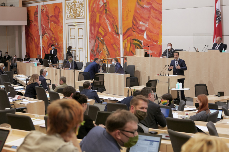 Nationalratsabgeordneter  Gerald Loacker (N) am Rednerpult