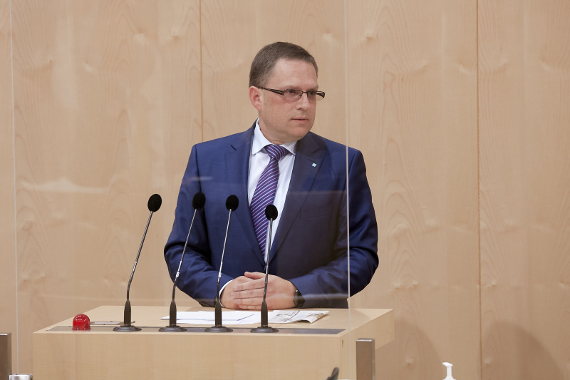 Klubobmann August Wöginger (V) am Rednerpult