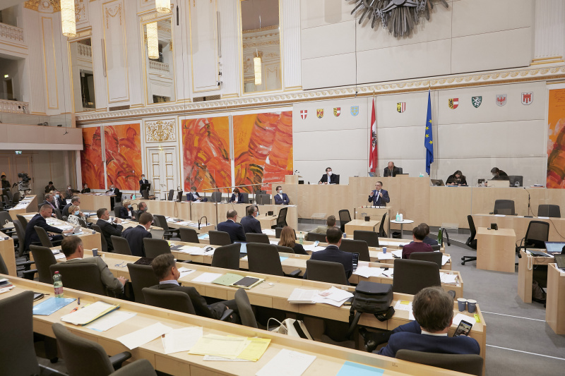 Klubobmann August Wöginger (V) am Rednerpult