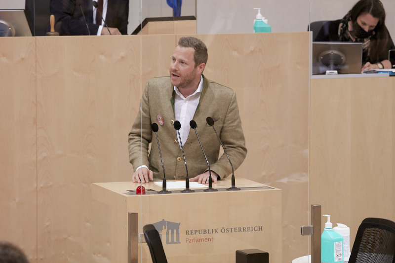 Nationalratsabgeordneter Michael Schnedlitz (F) am Rednerpult