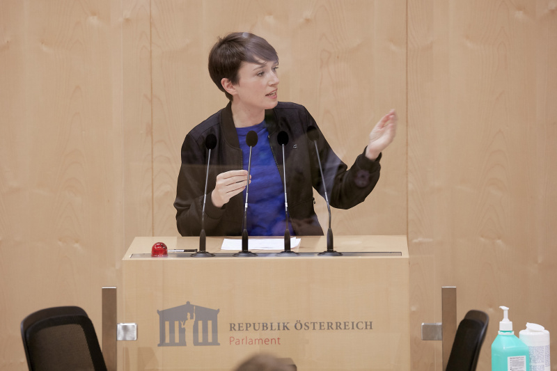 Klubobfrau Sigrid Maurer(G) am Rednerpult