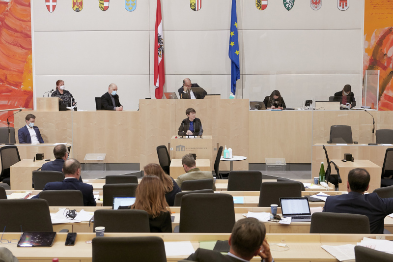 Klubobfrau Sigrid Maurer(G) am Rednerpult