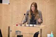 Nationalratsabgeordnete Katharina Kucharowits (S) am Rednerpult