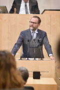 Nationalratsabgeordneter Josef Schellhorn (N) am Rednerpult