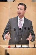 Nationalratsabgeordneter Volker Reifenberger (F) am Rednerpult